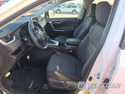 2025 Toyota RAV4 XLE - zdjęcie 13 z 25 - miniatura