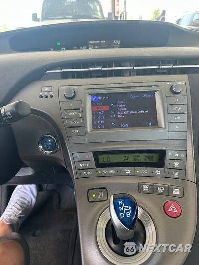 2015 Toyota Prius Two - zdjęcie 8 z 11 - miniatura