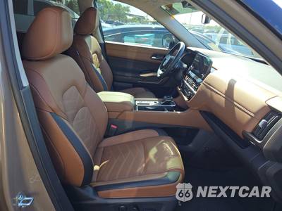 2025 Nissan Pathfinder Platinum - zdjęcie 8 z 24 - miniatura