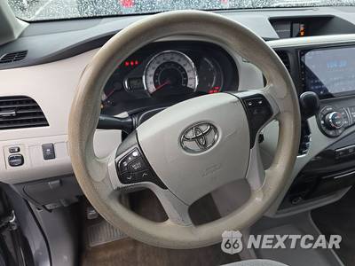 2013 Toyota Sienna LE 8-Passenger 119.3" WB - zdjęcie 10 z 19 - miniatura