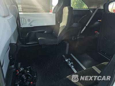 2025 Toyota Sienna LE 8-Passenger 120.5" WB - zdjęcie 13 z 26 - miniatura