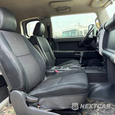2010 Toyota FJ Cruiser w/Rear Doors - zdjęcie 10 z 12 - miniatura