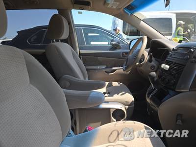 2010 Toyota Sienna LE Minivan 7-Passenger 119.3" WB - zdjęcie 8 z 56 - miniatura