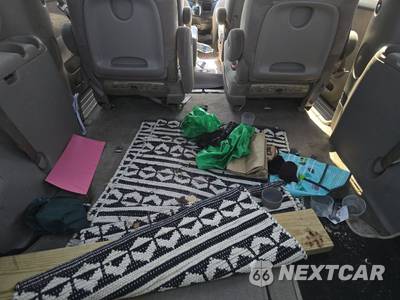 2010 Toyota Sienna LE Minivan 7-Passenger 119.3" WB - zdjęcie 17 z 56 - miniatura