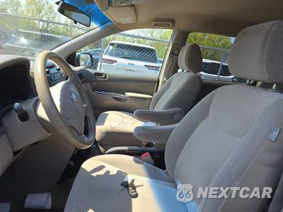 2010 Toyota Sienna LE Minivan 7-Passenger 119.3" WB - zdjęcie 7 z 56 - miniatura
