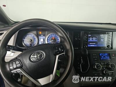 2020 Toyota Sienna LE 7-Passenger 119.3" WB - zdjęcie 11 z 30 - miniatura