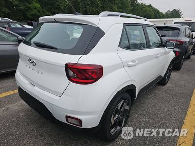 2025 Hyundai Venue SEL - zdjęcie 4 z 20 - miniatura
