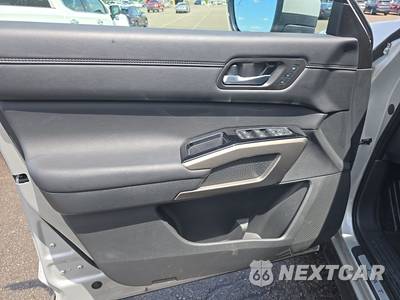 2025 Nissan Pathfinder Platinum - zdjęcie 9 z 18 - miniatura