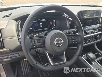 2025 Nissan Pathfinder Platinum - zdjęcie 10 z 18 - miniatura