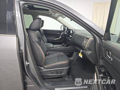 2025 Nissan Pathfinder Platinum - zdjęcie 8 z 20 - miniatura