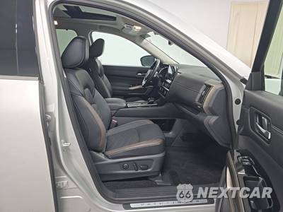 2025 Nissan Pathfinder Platinum - zdjęcie 8 z 20 - miniatura