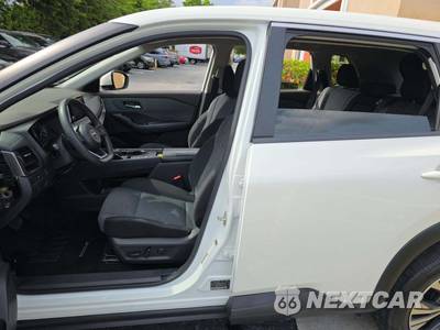 2023 Nissan Rogue SV - zdjęcie 4 z 9 - miniatura