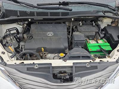 2014 Toyota Sienna XLE 8-Passenger 119.3" WB - zdjęcie 16 z 31 - miniatura