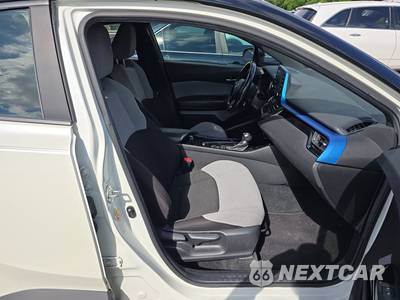 2019 Toyota C-HR XLE - zdjęcie 8 z 17 - miniatura