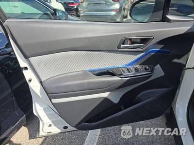2019 Toyota C-HR XLE - zdjęcie 9 z 17 - miniatura