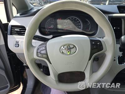 2013 Toyota Sienna LE 8-Passenger 119.3" WB - zdjęcie 10 z 18 - miniatura