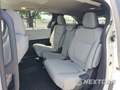 2025 Toyota Sienna LE 8-Passenger 120.5" WB - zdjęcie 13 z 25 - miniatura