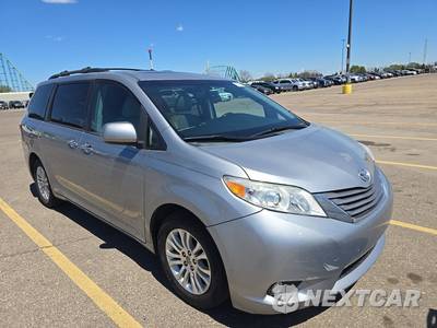 2015 Toyota Sienna XLE 8-Passenger 119.3" WB - zdjęcie 3 z 19 - miniatura