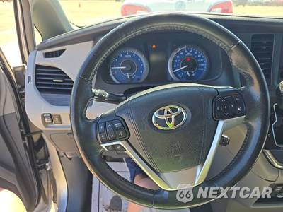 2015 Toyota Sienna XLE 8-Passenger 119.3" WB - zdjęcie 10 z 19 - miniatura