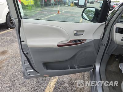 2013 Toyota Sienna XLE 7-Passenger 119.3" WB - zdjęcie 9 z 19 - miniatura