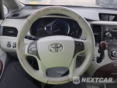2013 Toyota Sienna XLE 7-Passenger 119.3" WB - zdjęcie 10 z 19 - miniatura