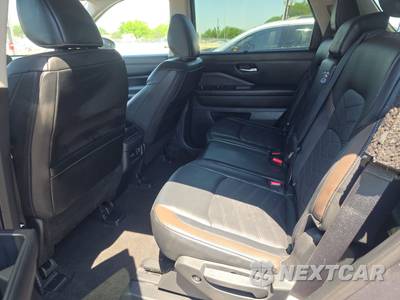2025 Nissan Pathfinder Platinum - zdjęcie 13 z 25 - miniatura