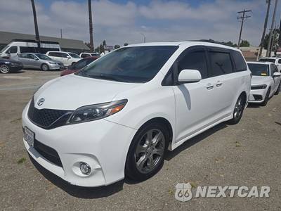 2017 Toyota Sienna SE 8-Passenger 119.3" WB