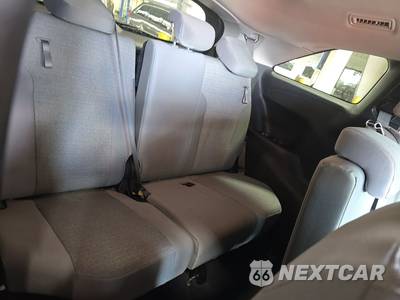 2025 Toyota Sienna LE 8-Passenger 120.5" WB - zdjęcie 14 z 33 - miniatura