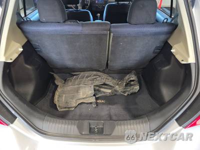 2011 Nissan Versa 1.8 SL Hatchback - zdjęcie 16 z 29 - miniatura