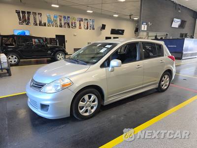 2011 Nissan Versa 1.8 SL Hatchback - zdjęcie 1 z 29 - miniatura