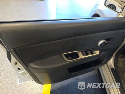 2011 Nissan Versa 1.8 SL Hatchback - zdjęcie 9 z 29 - miniatura