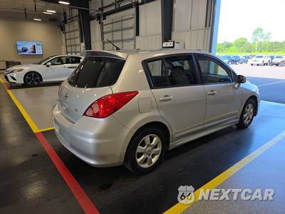 2011 Nissan Versa 1.8 SL Hatchback - zdjęcie 4 z 29 - miniatura