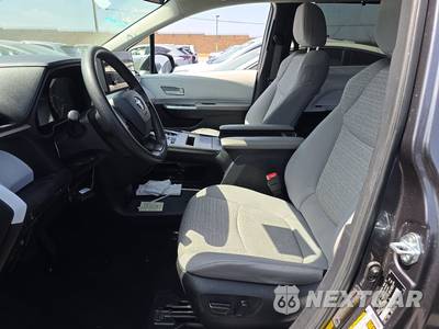 2025 Toyota Sienna LE 8-Passenger 120.5" WB - zdjęcie 7 z 32 - miniatura