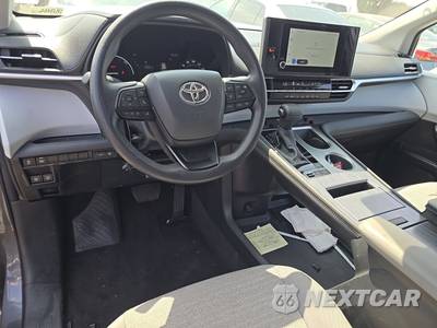 2025 Toyota Sienna LE 8-Passenger 120.5" WB - zdjęcie 11 z 32 - miniatura