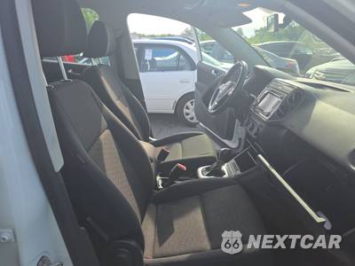 2015 Volkswagen Tiguan S - zdjęcie 8 z 35 - miniatura