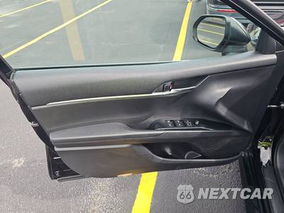 2019 Toyota Camry LE - zdjęcie 9 z 31 - miniatura