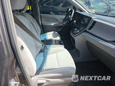 2017 Toyota Sienna LE 8-Passenger 119.3" WB - zdjęcie 8 z 60 - miniatura