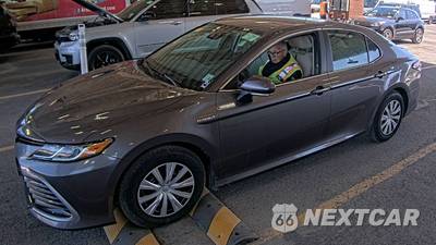 2021 Toyota Camry Hybrid LE - zdjęcie 1 z 26 - miniatura