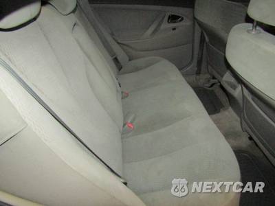 2010 Toyota Camry LE - zdjęcie 17 z 22 - miniatura