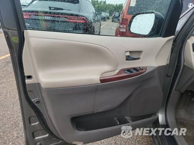 2012 Toyota Sienna XLE 8-Passenger 119.3" WB - zdjęcie 9 z 29 - miniatura