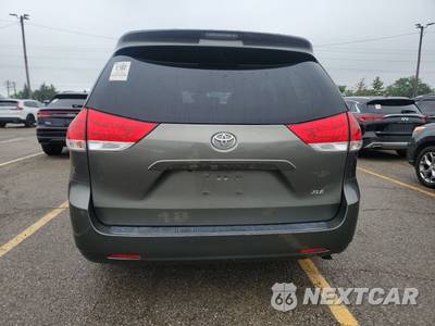 2012 Toyota Sienna XLE 8-Passenger 119.3" WB - zdjęcie 5 z 29 - miniatura