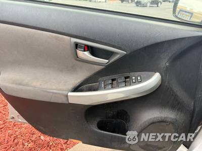 2014 Toyota Prius Two - zdjęcie 16 z 19 - miniatura