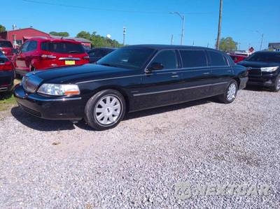 2005 Lincoln Town Car Executive w/Limousine Builders Pkg