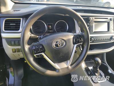 2019 Toyota Highlander LE - zdjęcie 10 z 18 - miniatura