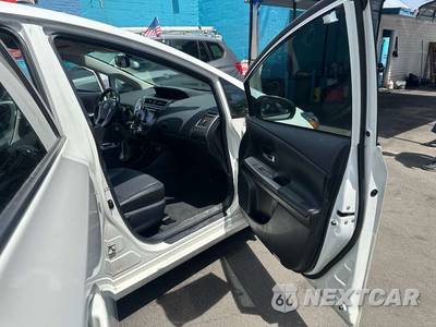 2015 Toyota Prius v Four - zdjęcie 14 z 39 - miniatura