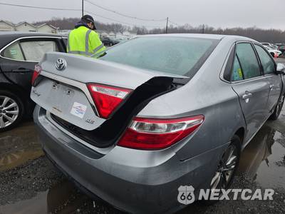 2016 Toyota Camry SE - zdjęcie 4 z 59 - miniatura