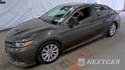 2019 Toyota Camry LE - zdjęcie 1 z 46 - miniatura
