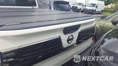 2017 Nissan TITAN Platinum Reserve Crew Cab Short Bed - zdjęcie 38 z 46 - miniatura