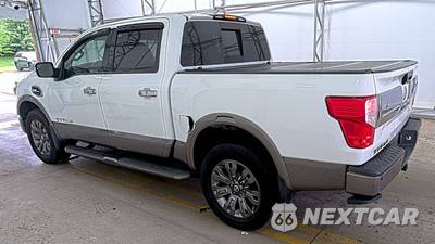 2017 Nissan TITAN Platinum Reserve Crew Cab Short Bed - zdjęcie 6 z 46 - miniatura
