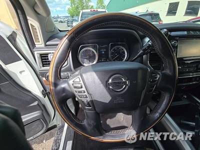 2017 Nissan TITAN Platinum Reserve Crew Cab Short Bed - zdjęcie 10 z 46 - miniatura